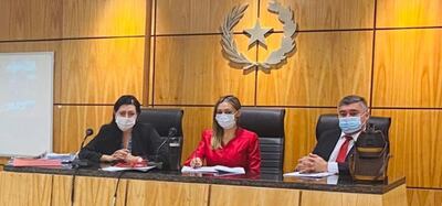 Los jueces, Evangelina Villalba, Lourdes Morínigo y Oscar Gabriel Genez.