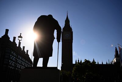 El sol se eleva detrás de la estatua del exprimer ministro británico Winston Churchill junto al Parlamento en Londres.