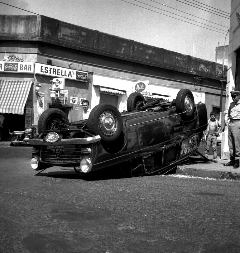"Espectacular" vuelco en la esquina de Yegros y 25 de Mayo, frente al entonces Consulado Británico en Asunción.