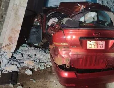 El automóvil quedó prácticamente inservible tras la violenta colisión contra la columna del tendido eléctrico.