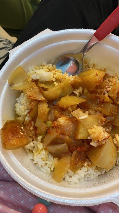 El plato de la comida de la olla popular organizada por la Oficina de la Primera Dama.