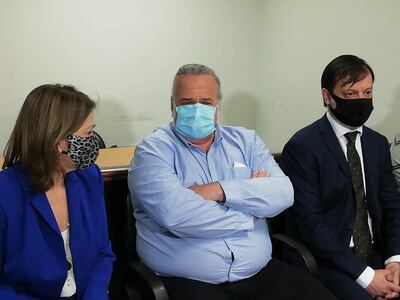 Óscar González Daher junto a sus abogados Sara Parquet y Claudio Lovera.