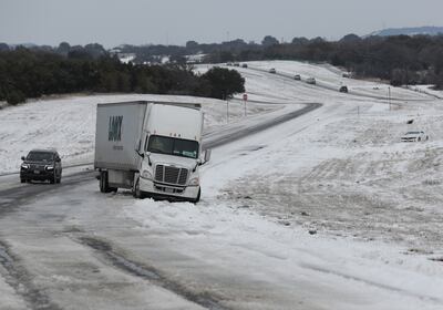 Un camión varado en la nieve en las cercanías de Killeen, Texas.