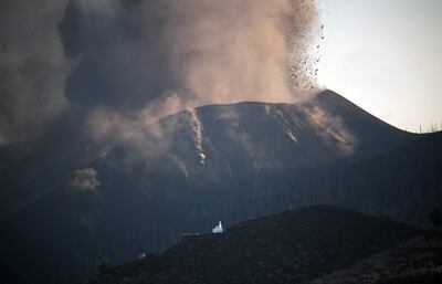 El volcán Cumbre Vieja durante un episodio de erupción, el sábado.