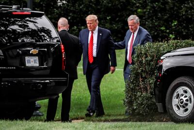 Donald J. Trump (C) antes de partir hacia Las Vegas, ayer.