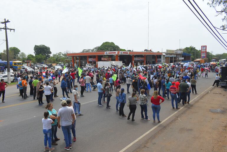 Poco más de 500 educadores volvieron a manifestarse este miércoles en el cruce Villarrica-Paraguarí. 