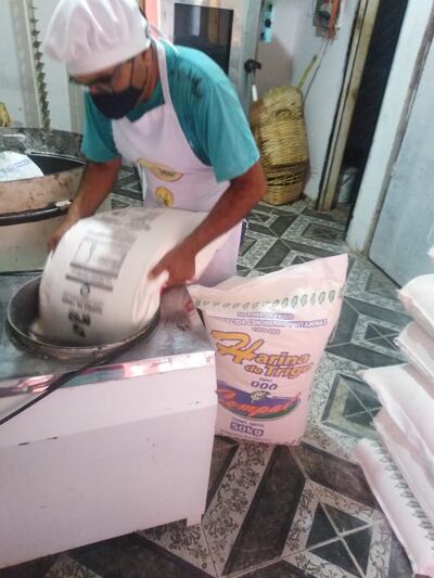 Catalino Ugarte, propietario de la panadería "Don Cato", cuenta que estuvo cerca de cerrar su panadería debido a la crisis económica. Ahora, gracias a un importante pedido de una empresa, tiene esperanzas de seguir trabajando.