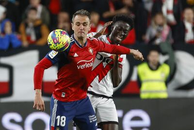 El defensa ghanés del Rayo Vallecano Abdul Mumin (d), disputa un balón con el delantero del CA Osasuna Kike García, durante el partido de la Jornada 29 de LaLiga Santander que Rayo Vallecano y CA Osasuna disputan en el Campo de Fútbol de Vallecas, este viernes. EFE/ Juanjo Martin
