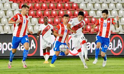 Gastón Giménez (5), el debutante, Andrés Cubas (14) y Mathías Villasanti, los tres volantes a los que apostó Eduardo Berizzo.