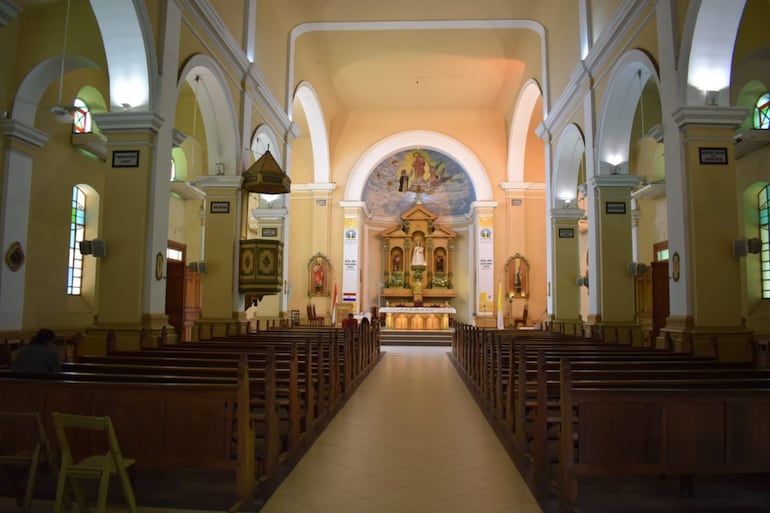 LUQUE INTERIOR DEL SANTUARIO NUESTRA SEÑORA DEL ROSARIO