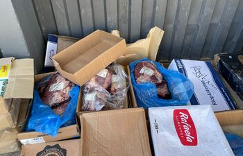 Una parte del cargamento de carne presumiblemente de origen argentina, que transportaban el camión Scania.