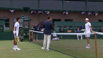 El paraguayo Daniel Vallejo conversa con el árbitro y su rival, el norteamericano Ethan Quinn.