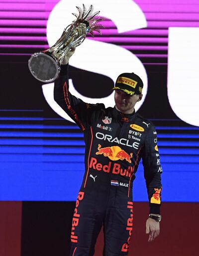 El piloto Max Verstappen de Red Bull Racing, celebrando el primer lugar del podio en el GP de Arabia Saudita disputado en el Circuito de Jeddah.