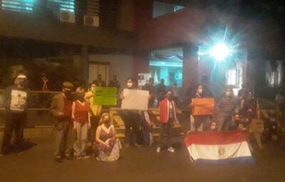 Los manifestantes  abuchearon anoche a Sandra Quiñónez frente a la sede del Ministerio Público, en la capital.