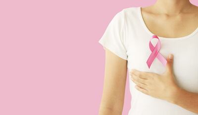 El autoexamen de mamas debe realizarse regularmente en tanto que se recomienda realizar una mamografía anual a partir de los 40 años.