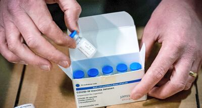 Vacunas  de  J&J fueron suspendidas en EE.UU. Reguladores analizan los factores   riesgo y beneficio.