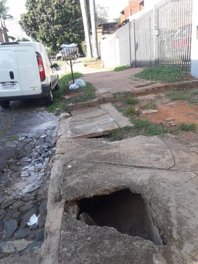 La vereda está destrozada, y encima con un enorme pozo