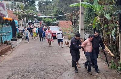 El supuesto homicida fue entregado por los vecinos a agentes policiales.