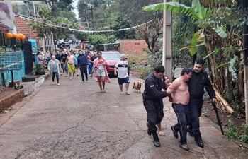 El supuesto homicida fue entregado por los vecinos a agentes policiales.