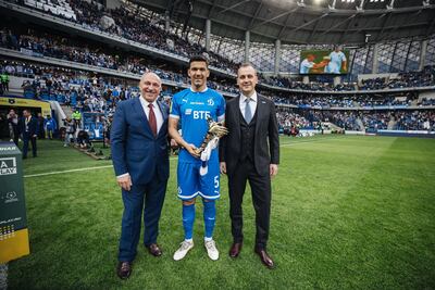 Fabián Balbuena recibió un trofeo por su actuación en el Dínamo de Moscú.