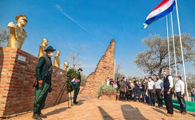 Mario Abdo Benítez (primero de la derecha) rindió homenaje a los héroes de la Guerra del Chaco. Fue ayer en el fortín Boquerón.