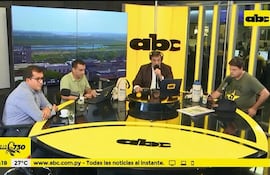 El doctor Fernando Abarzúa, cirujano urólogo, en los estudios de ABC Cardinal.