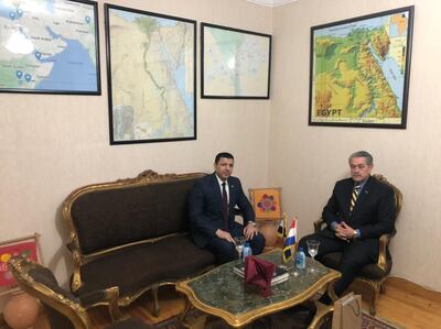 El coronel Mohamed Reda, chambelán de la Presidencia de la República Árabe de Egipto (izq.) conversa con el encargado de negocios de la embajada parguaya en El Cairo. (Foto gentileza).
