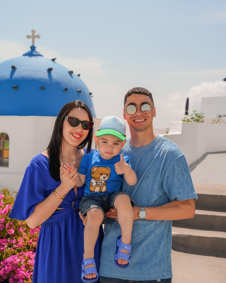 ¡Hermosa familia! Los Almirón-Notto también estuvieron por Santorini. (Instagram/Alexia Notto)