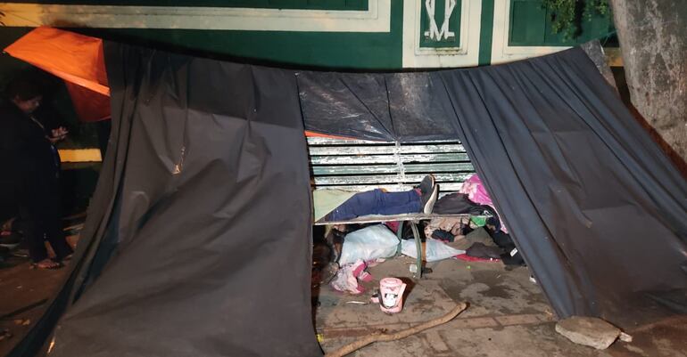 Los mismos duermen bajo precarias carpas.
