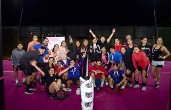 Competencia deportiva organizada como parte del cierre de la campaña Octubre Rosa en Santaní.