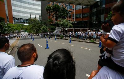 Hinchas del club Santos y otros aficiones hacen vigilia frente al hospital israelí Albert Einstein, de Sao Paulo, donde está internacional el ex futbolista Pelé, el único tricampeón mundial.