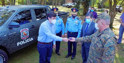 Acto de entrega de una patrullera nueva por la ARP-filial Guairá a la Policía Nacional. Será utilizada para luchar contra el abigeato.