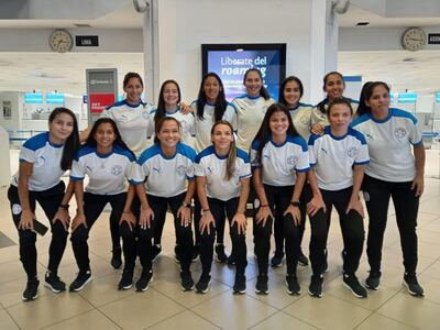 Las integrantes de la selección paraguaya que viajan desde Asunción para la repesca internacional por un lugar en el Mundial Australia/Nueva Zelanda 2023.