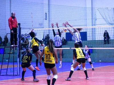 Momento del juego entre San José y Recoleta en la pista de la SND.