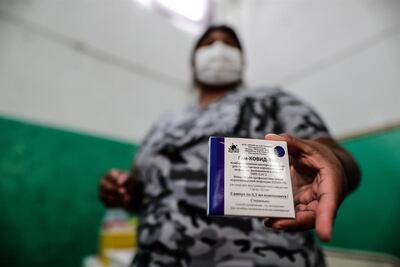 Una mujer muestra su carné tras recibir su vacuna contra la covid-19 en Buenos Aires, Argentina.