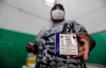 Una mujer muestra su carné tras recibir su vacuna contra la covid-19 en Buenos Aires, Argentina.