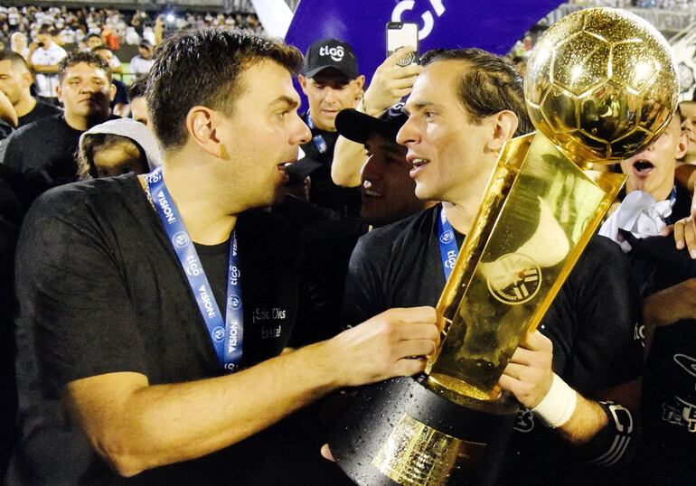 Dos artífices del tetracampeonato, Marco Trovato y Santa Cruz.