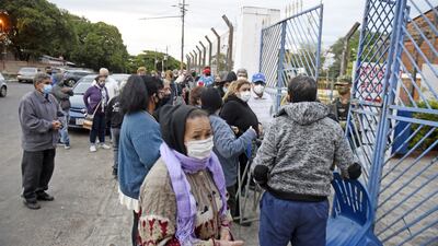 En el Fomento de Barrio Obrero, los adultos mayores formaron fila a la intemperie desde las 5:00.