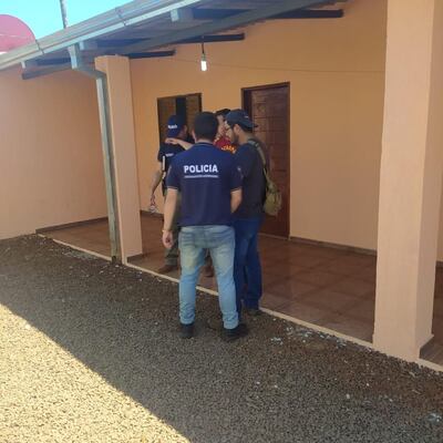 En la casa se encontró un colchón y alimentos varios.