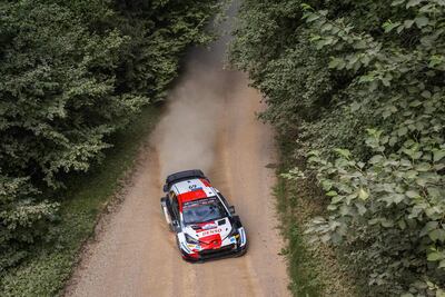 El finlandés Kalle Rovanperä (Toyota) sigue liderando el Rally de Estonia tras las ocho especiales del día, quedando por delante de Breen y Neuville (AFP).