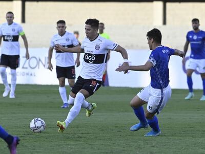 Guillermo Paiva trata de generar una llegada para Olimpia ante la marca de Gustavo Mencia