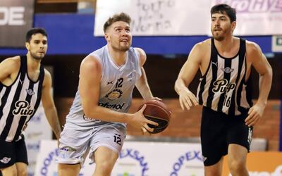 Fernando Dose figura del San José, en la foto con Manuel Aponte y Diego Lesme de Libertad.