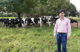 Dr. Marcelo González, viceministro de Ganadería, en un tambo lechero, con ejemplares de la raza Holando.
