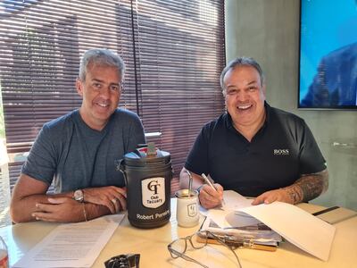 El gerenciador de Tacuary, Regis Marques Chedid y Robert Pereira Molina, durante la firma del contrato del director técnico por toda la temporada 2023.