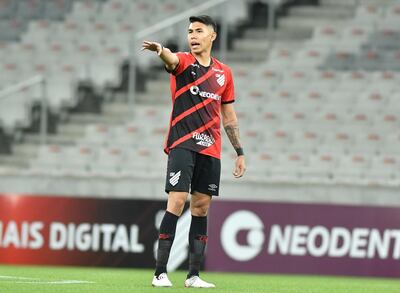Nicolás Hernández, central colombiano, con la camiseta del Athletico Paranaense.