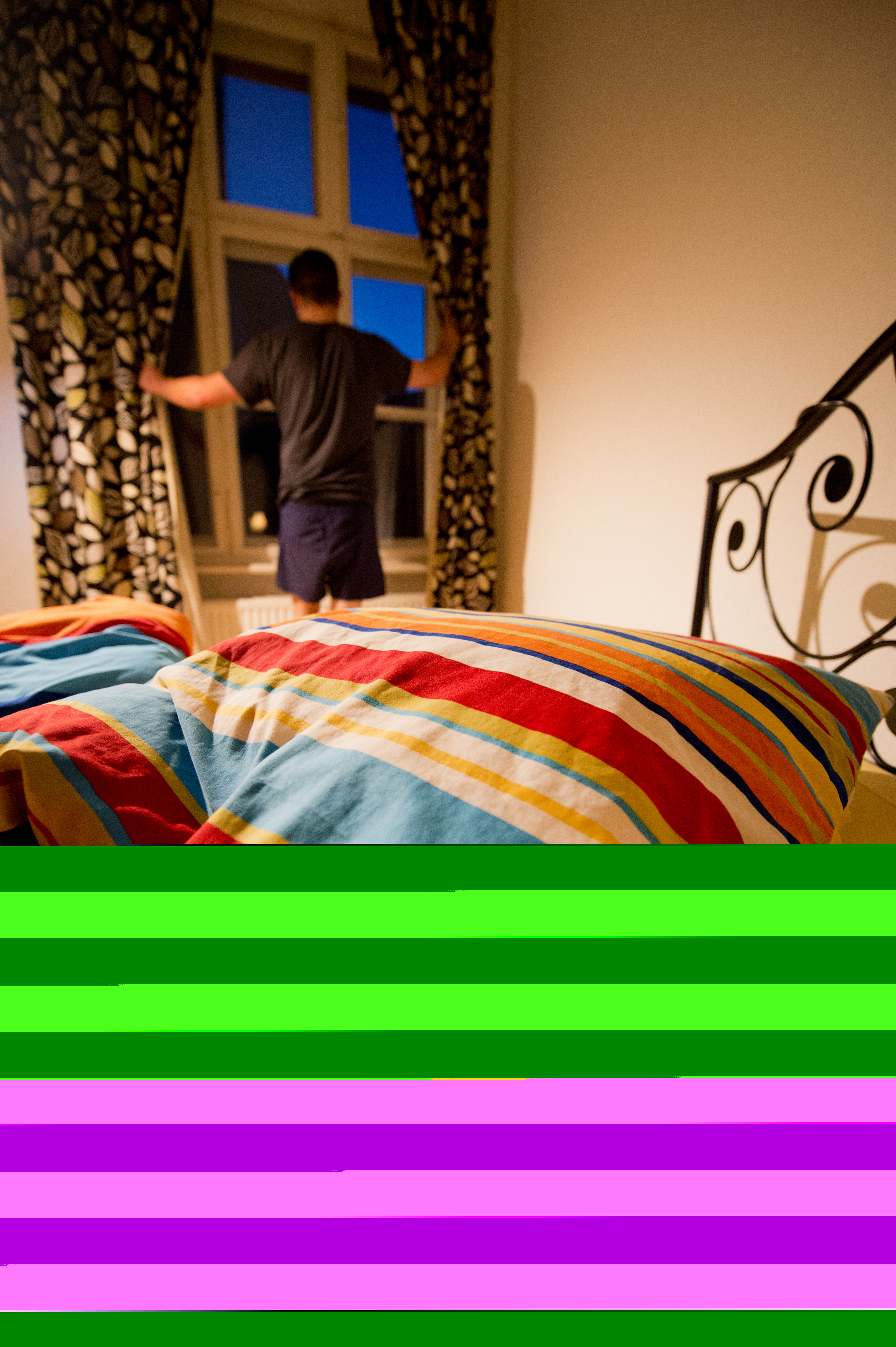 Noches de insomnio por miedo a la oscuridad, un temor que puede tener muchas causas.