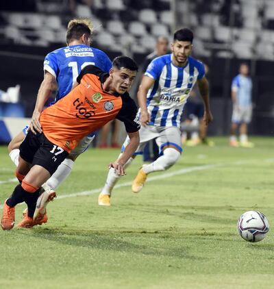 Ramón Sosa supera la marca de Ramón Mendieta y encara la portería del “12”. Olimpia presentó una camiseta naranja en homenaje a su fundador, el holandés William Paats.