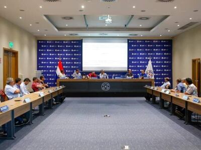 Presidentes de clubes y autoridades de la Divisional, durante la reunión celebrada en Luque.