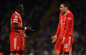 Sadio Mané (i) y Leroy Sané discutiendo durante el partido que Bayern Munich perdió 3-0 en campo del Manchester City por la Champions League.