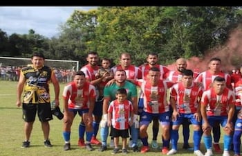 El equipo campeón del Club 13 de Junio. arriba: Toribio Caballero (DT), Richard Resquín, Carlos Montanía, Víctor Benítez, Milciades Pintos, Diego Cáceres, Isaac Lobos (PF), Ernesto Silva (DT). abajo: Hugo Benítez, Rody Figueredo, Marco Prieto, Blas Coronel, Walter Pacheco, Lorenzo Silva.